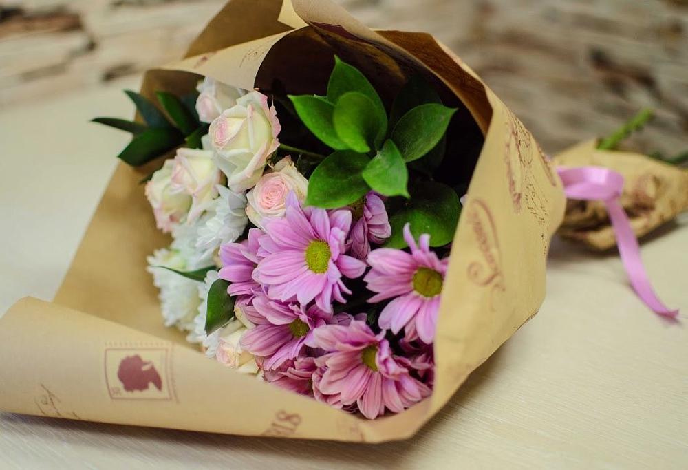 Букет цветов из: Розы и Хризантемы в Среднеколымске