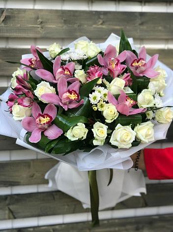 Букет цветов из: Розы и Хризантемы в Среднеколымске