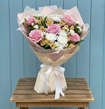 Букет цветов из:  Гвоздики, Орхидеи и Розы в Среднеколымске