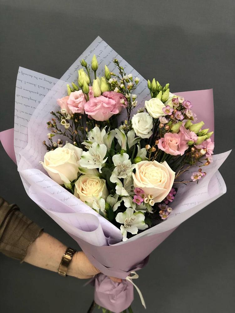 Букет цветов из: Альстромерии, Розы и Лизиантусы в Среднеколымске