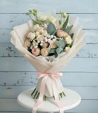 Букет цветов из:  Розы и Лизиантусы в Среднеколымске