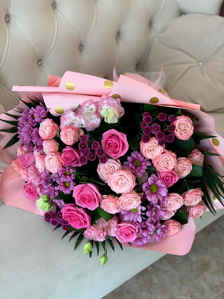 Букет цветов из: Хризантемы, Розы и Лизиантусы в Среднеколымске