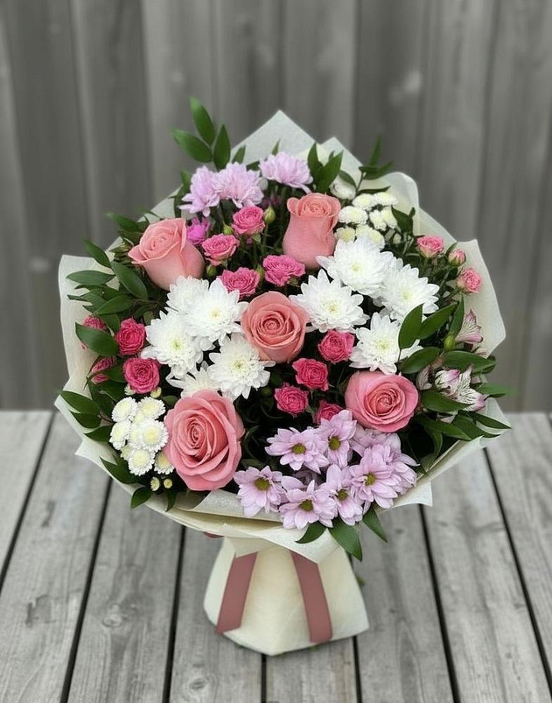 Букет цветов из: Альстромерии, Гвоздики, Розы и Хризантемы в Среднеколымске
