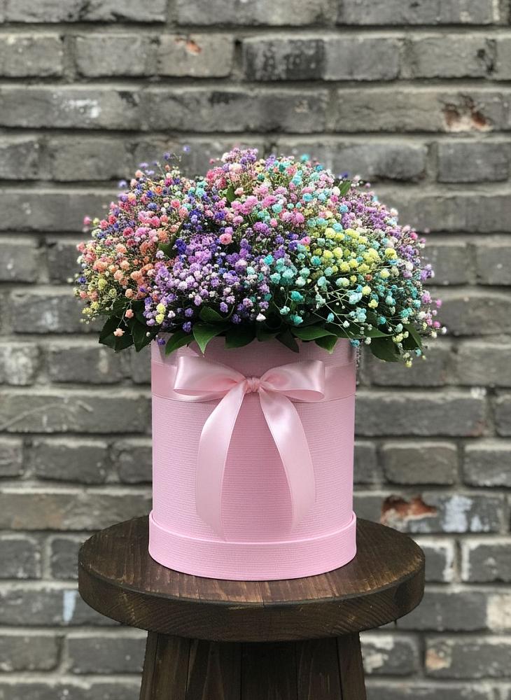 Цветочная композиция из Гипсофила и Розы в шляпной коробке в Среднеколымске