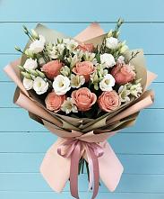 Букет цветов из:  Розы, Альстромерии и Лизиантусы в Среднеколымске