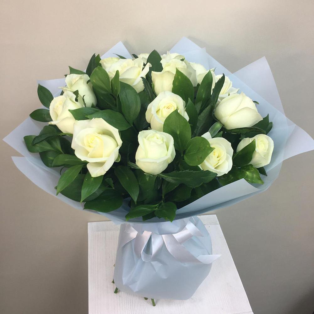Букет 15 Белых роз Проуд в Среднеколымске