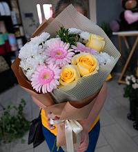 Букет цветов из:  Герберы, Розы и Хризантемы в Среднеколымске
