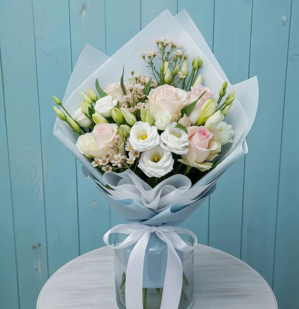 Букет цветов из: Розы и Лизиантусы в Среднеколымске