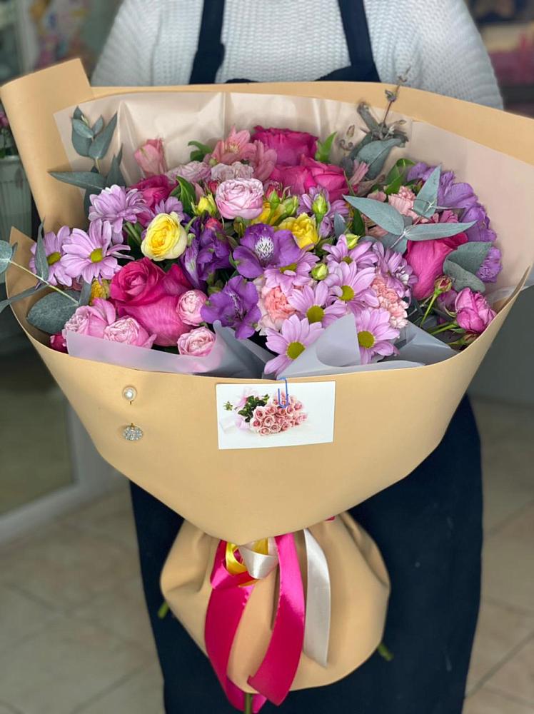 Букет цветов из: Хризантемы, Гвоздики и Альстромерии в Среднеколымске