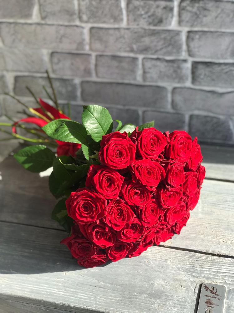 Букет Красные розы Фридом в Среднеколымске