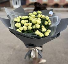 Букет Белые кустовые розы Солинеро в Среднеколымске
