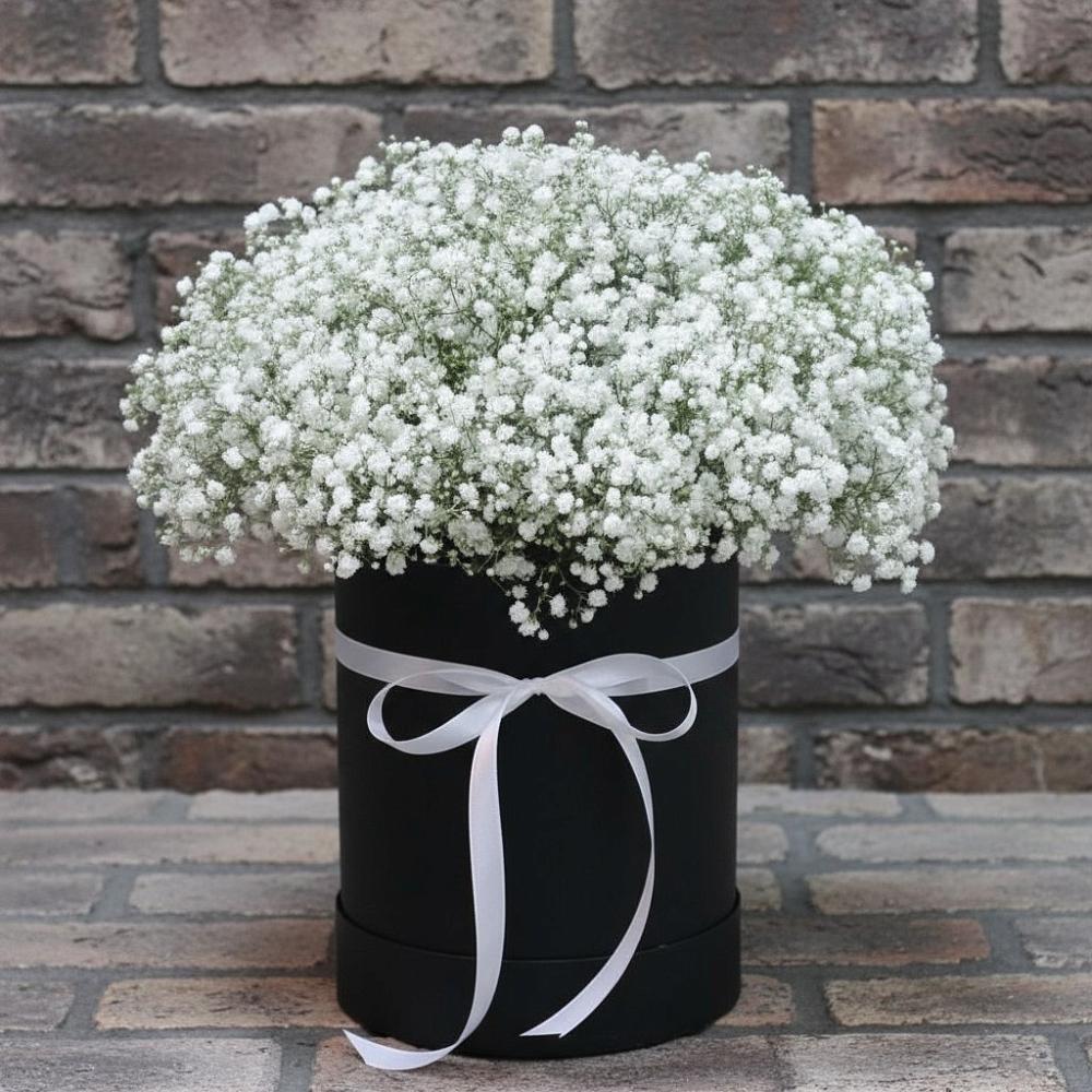 Цветочная композиция из Гипсофила в шляпной коробке в Среднеколымске