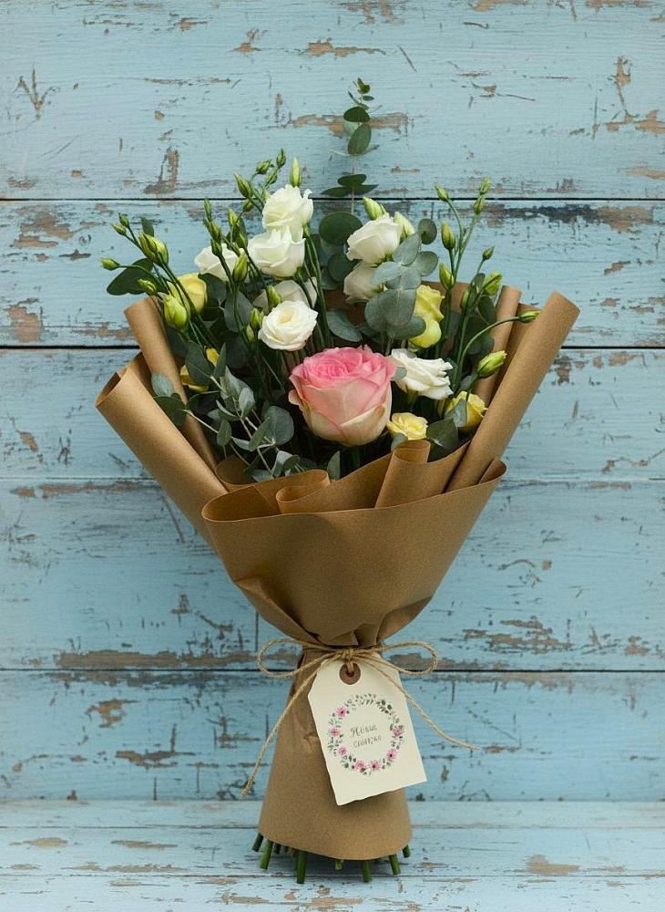 Букет цветов из: Розы и Лизиантусы в Среднеколымске