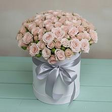 Цветочная композиция из Розы в шляпной коробке в Среднеколымске