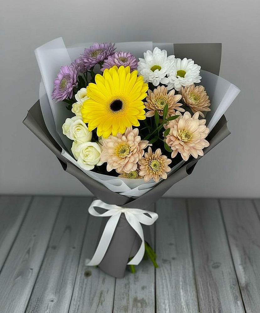 Букет цветов из: Розы, Герберы и Хризантемы в Среднеколымске
