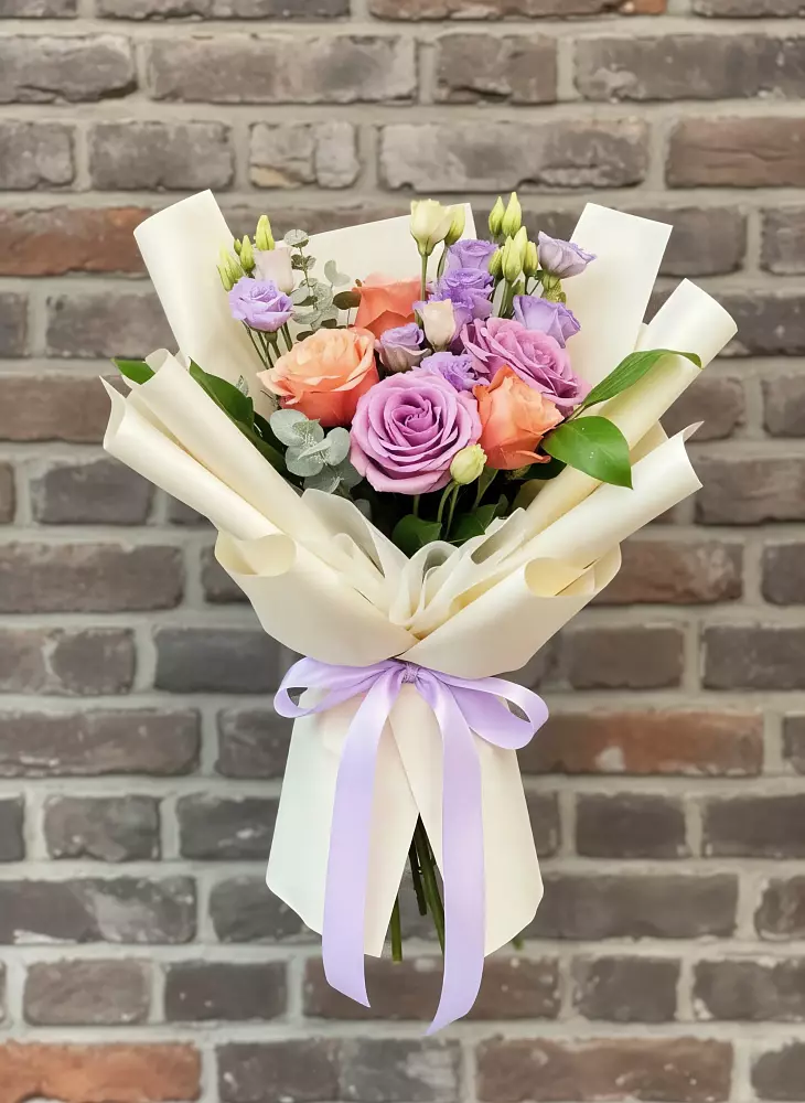 Букет цветов из: Лизиантусы и Розы в Среднеколымске