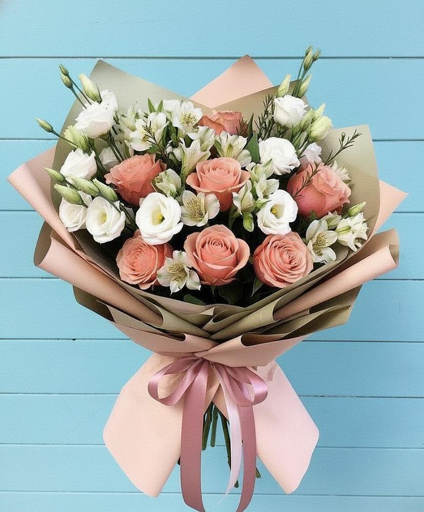 Букет цветов из: Розы, Альстромерии и Лизиантусы в Среднеколымске