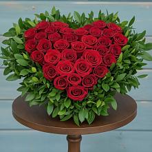 Цветочная композиция из Розы в виде сердца в Среднеколымске