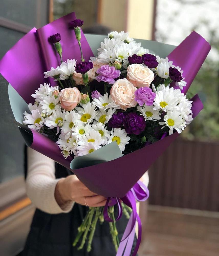 Букет цветов из: Хризантемы, Гвоздики и Розы в Среднеколымске