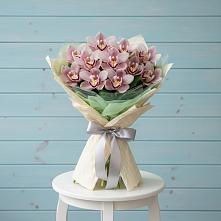 Букет цветов из:  Орхидеи и Розы в Среднеколымске