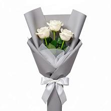 Букет 3 белые розы в Среднеколымске
