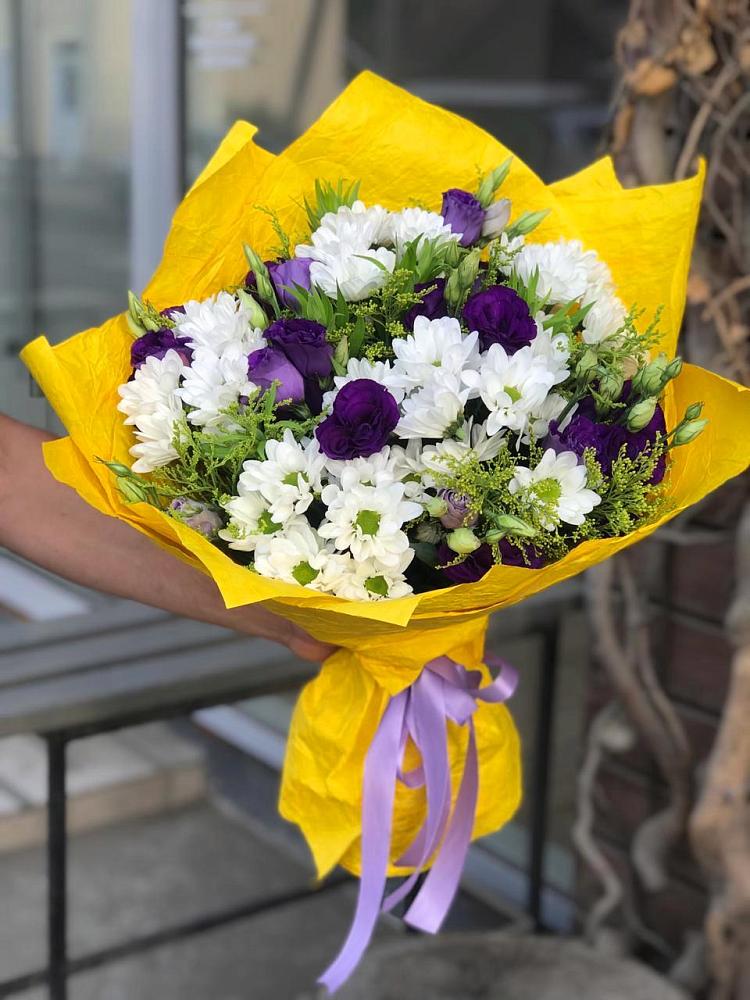 Букет цветов из: Ирисы, Хризантемы и Ромашки в Среднеколымске