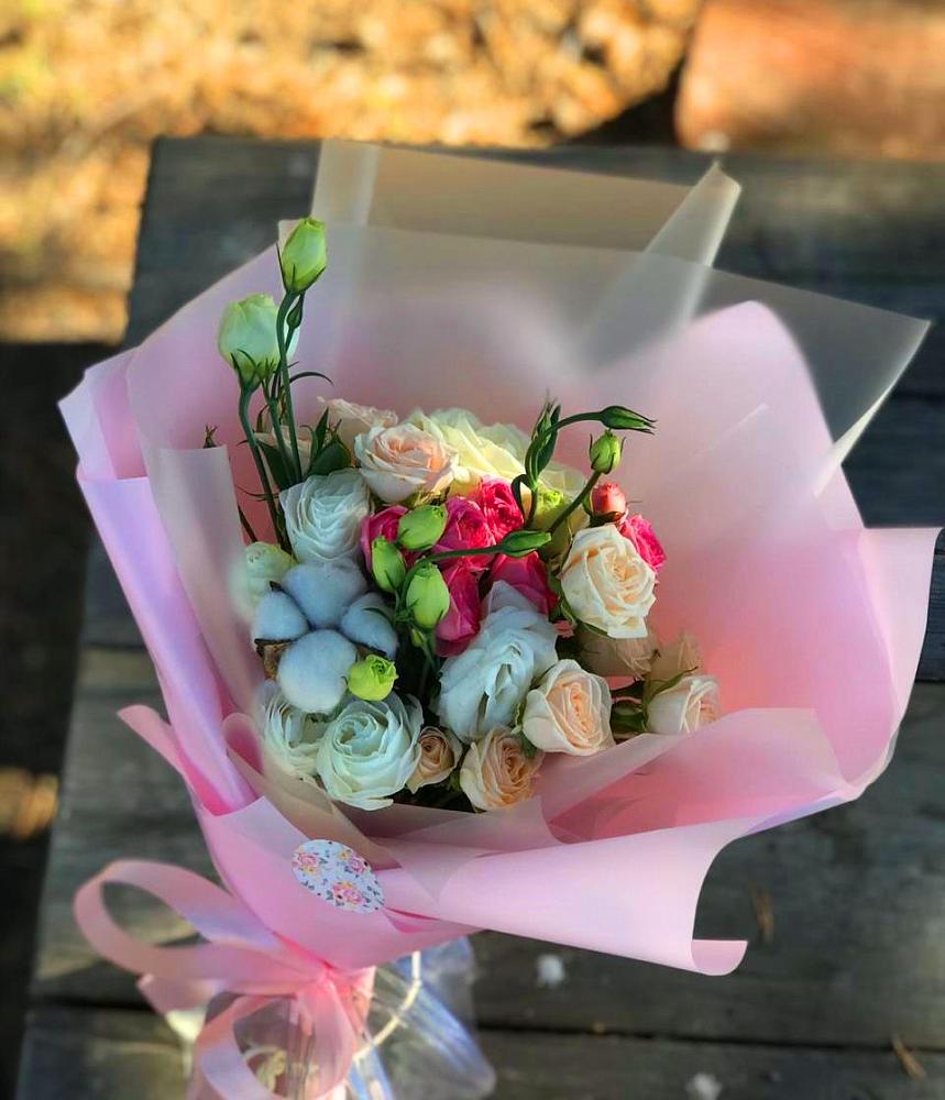 Букет цветов из: Розы и Лизиантусы в Среднеколымске