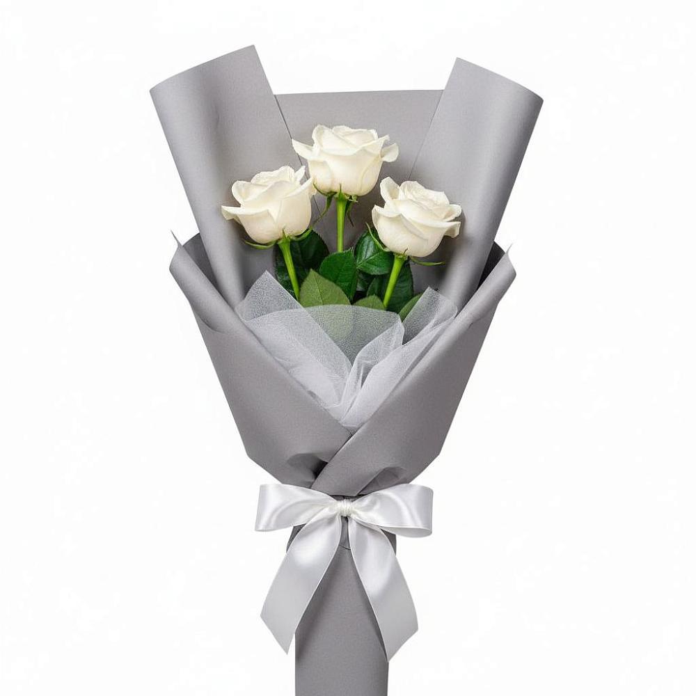 Букет 3 белые розы в Среднеколымске