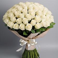 Букет 101 беля роза Белоснежка в Среднеколымске