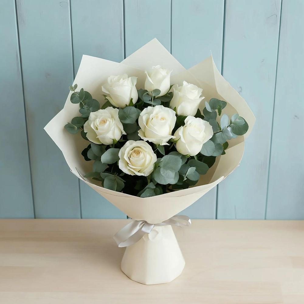 Букет Белые розы в Эвкалипте в Среднеколымске