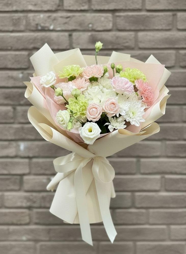 Букет цветов из: Гвоздики, Розы, Лизиантусы и Хризантемы в Среднеколымске