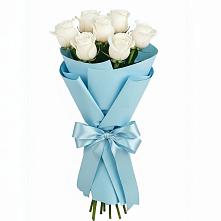 Букет 7 белых роз Проуд в Среднеколымске