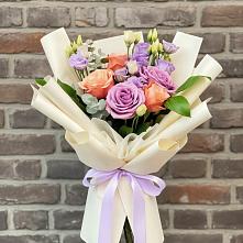 Букет цветов из:  Лизиантусы и Розы в Среднеколымске