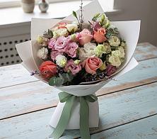 Букет цветов из:  Розы, Лизиантусы и Гвоздики в Среднеколымске