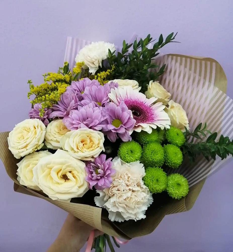 Букет цветов из: Хризантемы, Розы, Гвоздики и Герберы в Среднеколымске