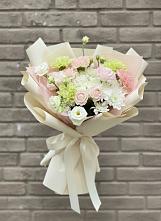 Букет цветов из:  Гвоздики, Розы, Лизиантусы и Хризантемы в Среднеколымске