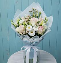 Букет цветов из:  Розы и Лизиантусы в Среднеколымске