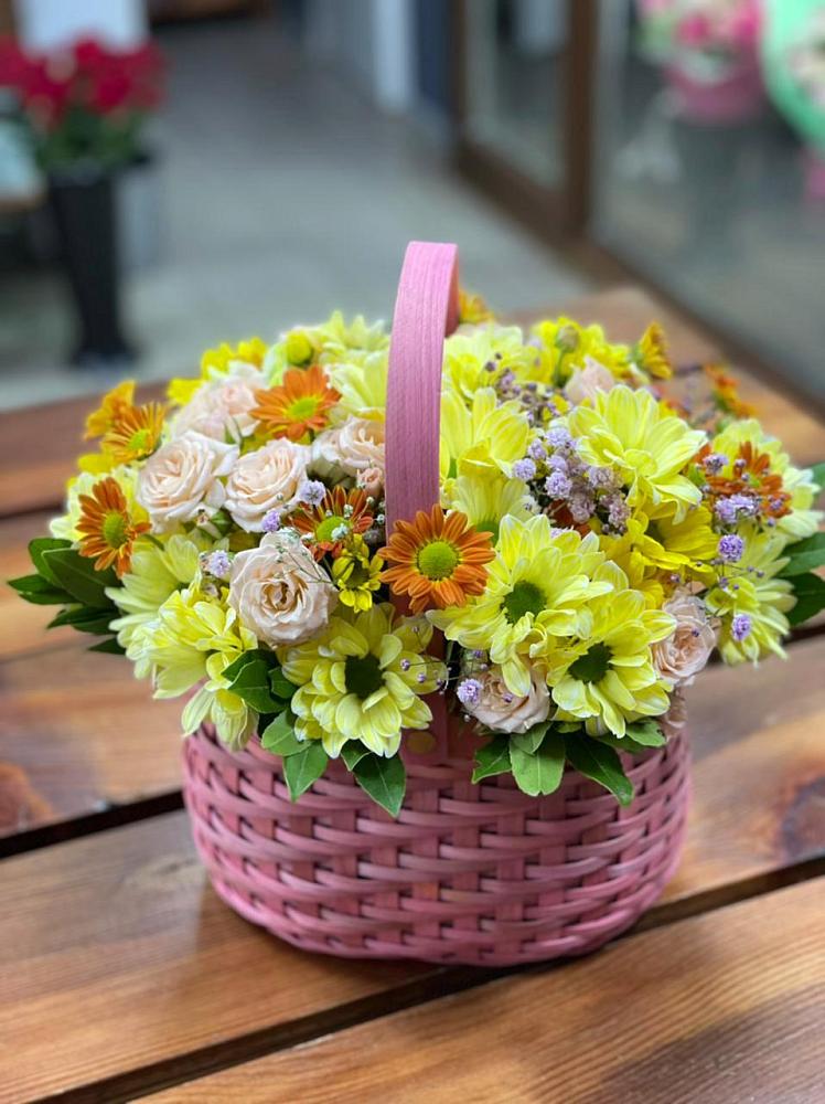Цветочная композиция из Хризантемы и Розы в корзине в Среднеколымске