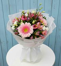 Букет цветов из:  Герберы, Альстромерии и Лизиантусы в Среднеколымске