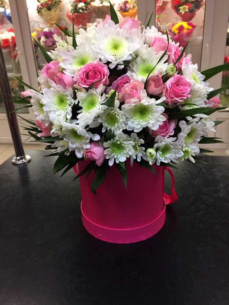 Цветочная композиция из Розы и Хризантемы в шляпной коробке в Среднеколымске