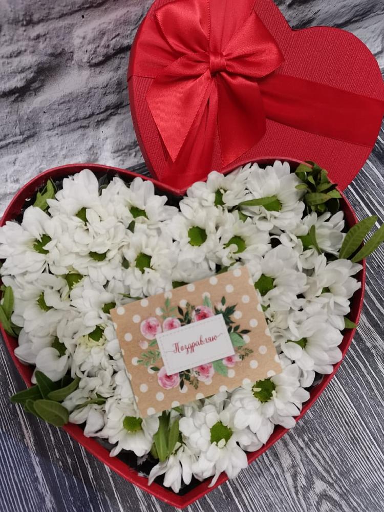 Цветочная композиция из Хризантемы в виде сердца в Среднеколымске