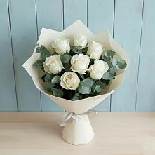 Букет Белые розы в Эвкалипте в Среднеколымске