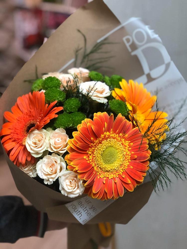 Букет цветов из: Герберы, Хризантемы и Розы в Среднеколымске
