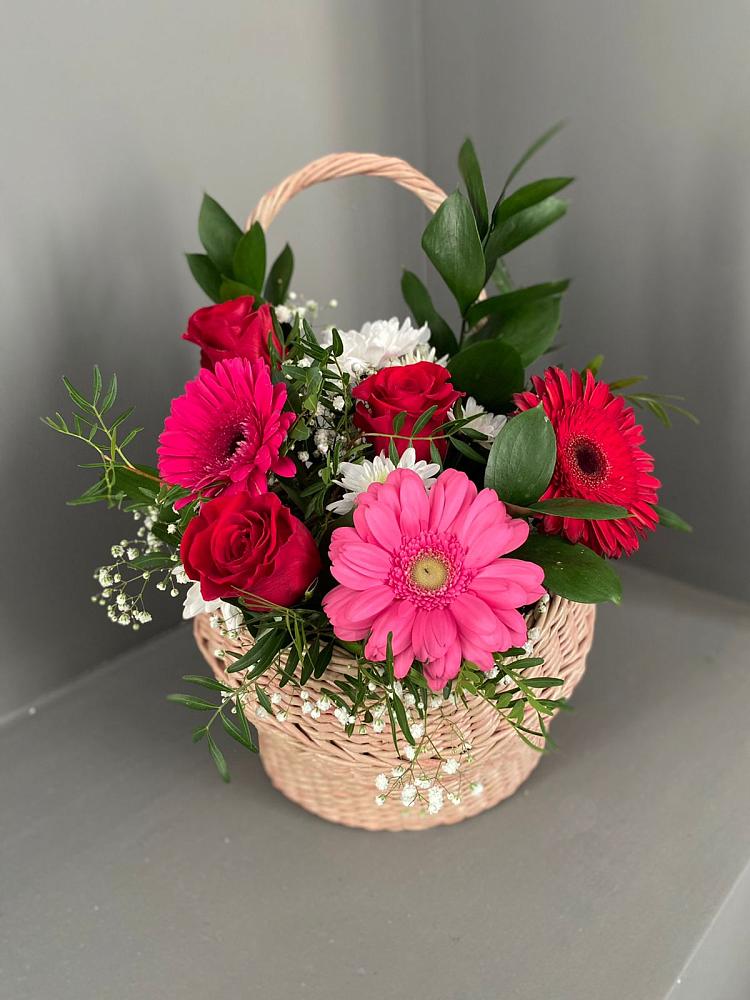 Цветочная композиция из Розы, Хризантемы и Герберы в корзине в Среднеколымске