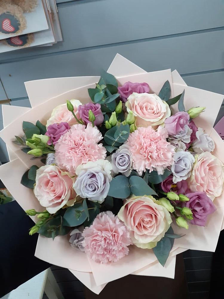 Букет цветов из: Розы, Гвоздики и Лизиантусы в Среднеколымске