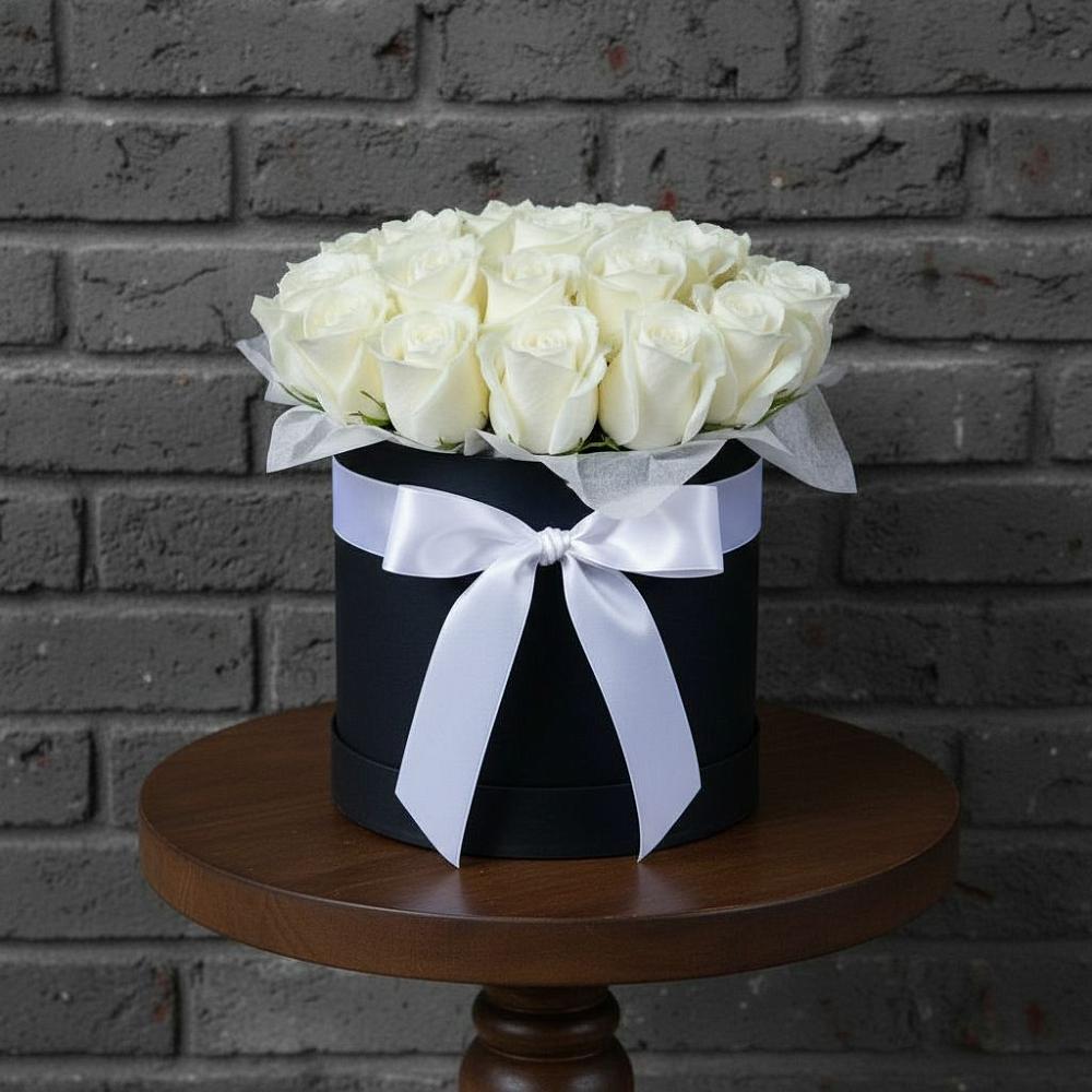 Цветочная композиция из Розы в шляпной коробке в Среднеколымске