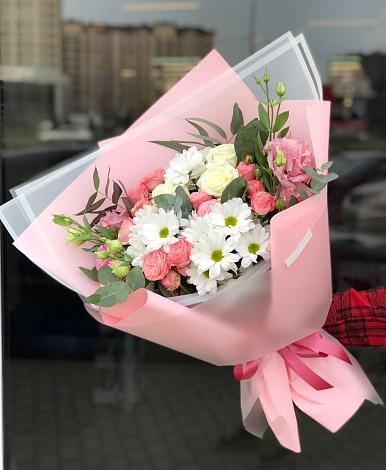 Букет цветов из: Розы, Лизиантусы и Хризантемы в Среднеколымске