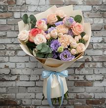 Букет цветов из:  Розы, Лизиантусы и Гвоздики в Среднеколымске