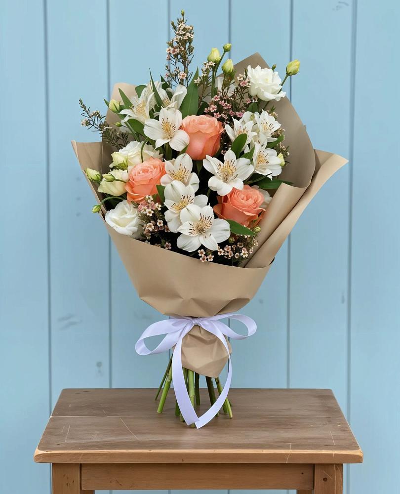 Букет цветов из: Альстромерии, Лизиантусы, Розы и Хризантемы в Среднеколымске