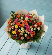 Букет Микс из разноцветных кустовых роз в Среднеколымске
